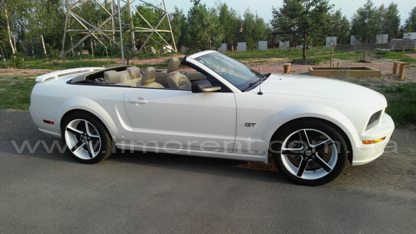  .  .    .  Ford Mustang cabriolet 