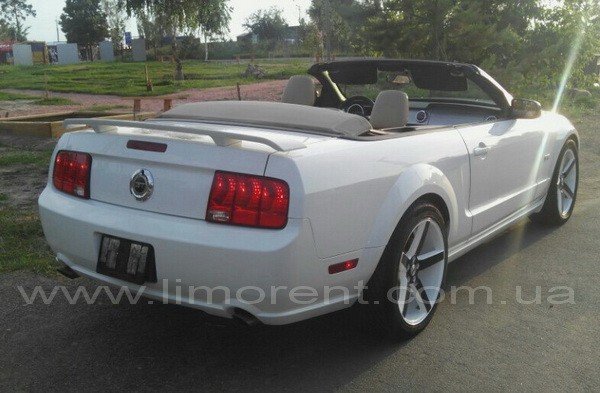   .  .    .  Ford Mustang cabriolet 